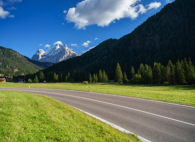 Uitzicht op de weg met bochten in het bergdal De Dolomieten Alpen Italië Foto in hoge resolutie