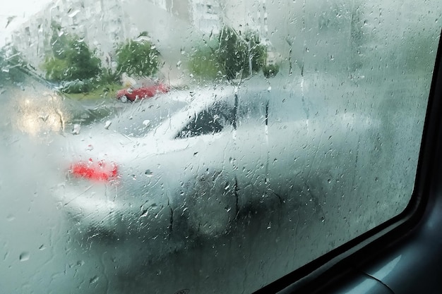 Uitzicht op de weg van beslagen glas auto