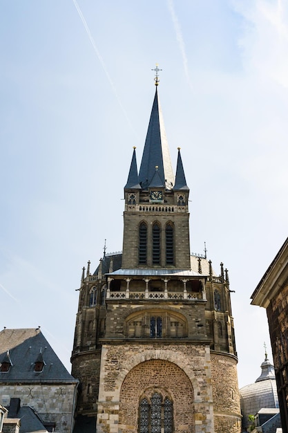 Uitzicht op de westelijke toren van de Dom van Aken