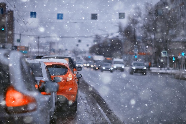 uitzicht op de winterweg vanuit de auto, verkeer in de seizoensstad, slecht weer in de noordelijke stad