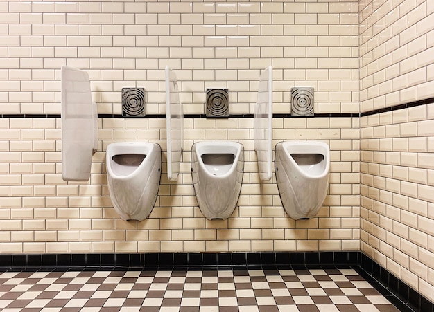 Foto uitzicht op de witte muur in de badkamer