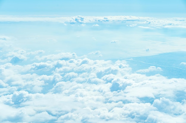 Uitzicht op de wolken vanuit het raam van het vliegtuig