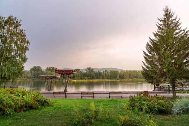 Foto uitzicht op de yenisei bayou in krasnoyarsk en het landschap van de dijkavond. zonsondergang in siberië