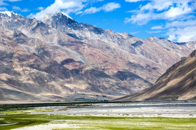 Uitzicht op de zanskar-vallei