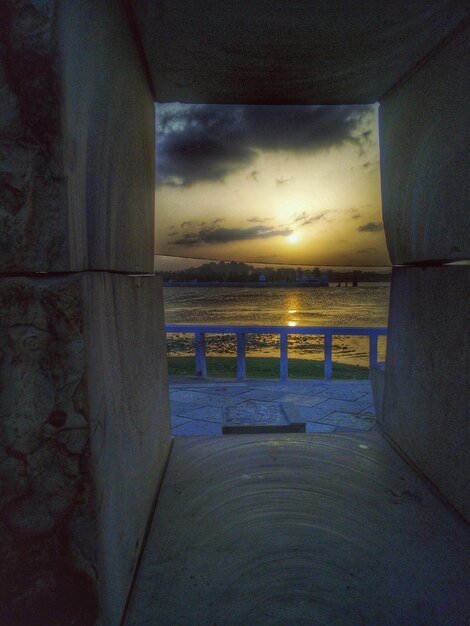 Foto uitzicht op de zee bij zonsondergang