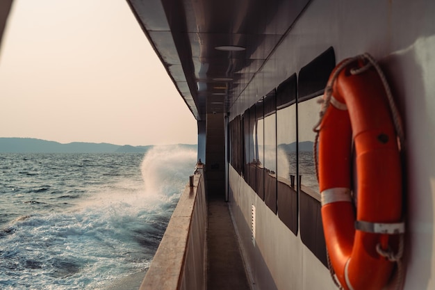 Uitzicht op de zee en de bergen van Ao Nang