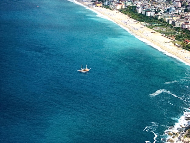 Uitzicht op de zee en de kustlijn vanaf de hoogte van het kasteel op de berg Alanya Turkije