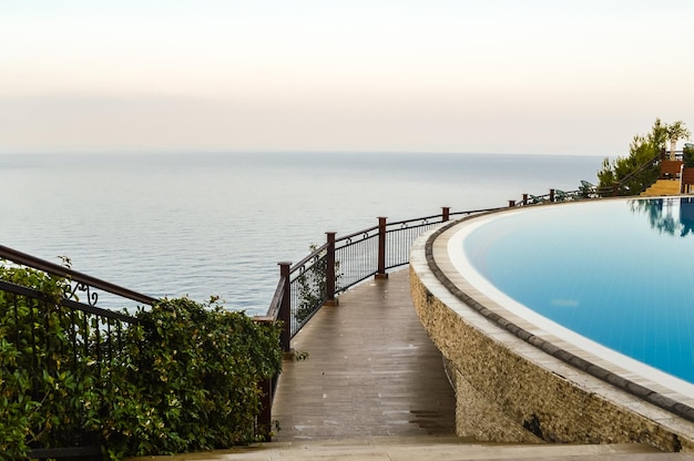Uitzicht op de zee en het zwembad in het Turkse hotel Utopia World Alania Turkije