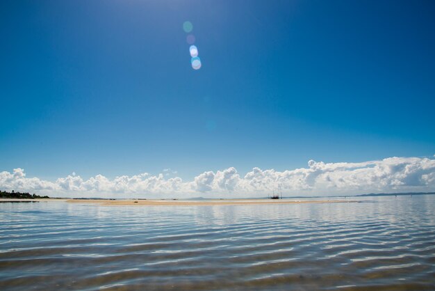 Uitzicht op de zee met wolken en blauwe hemel op de achtergrond