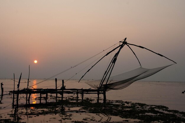 Foto uitzicht op de zee tegen de hemel bij zonsondergang