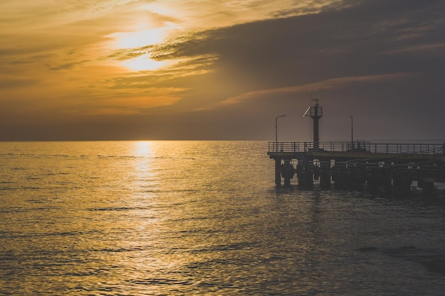 Uitzicht op de zeepier bij zonsondergang, zonsondergang op zee