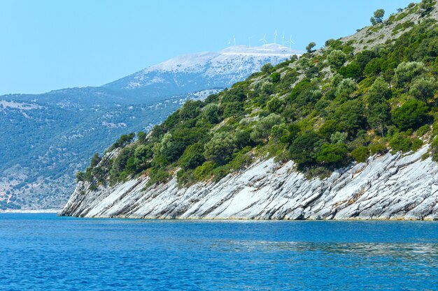 Uitzicht op de zomerkust vanaf motorboot Kefalonia, niet ver van Agia Effimia, Griekenland