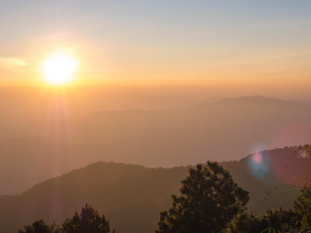 Uitzicht op de zonsondergang in Thailand