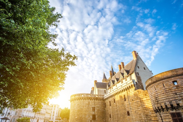 Uitzicht op de zonsondergang op het kasteel van de hertogen van Bretagne in de stad Nantes in Frankrijk