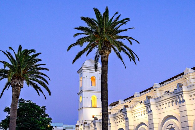 Uitzicht op de zonsondergang van de kerk van Santa Catalina in Conil de la Frontera, Cadiz, Spanje.