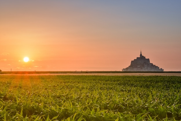 Uitzicht op de zonsondergang van de Mont Saint Michel