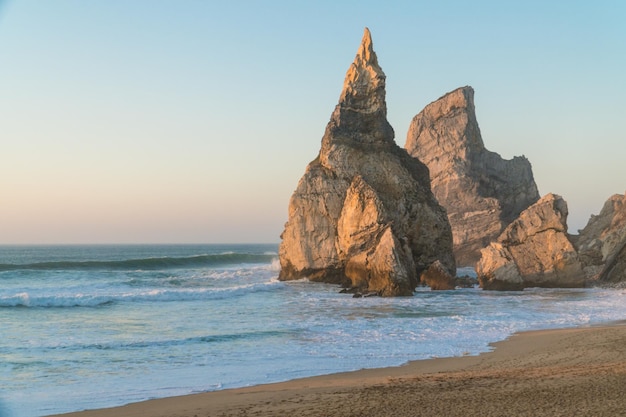 Uitzicht op de zonsondergang van een verborgen Praia Da Ursa Ursa-strand in de buurt van Cabo Da Roca aan de Atlantische kust Portugal