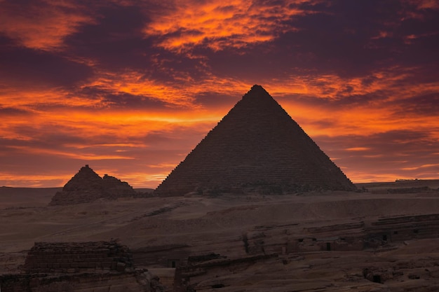 Uitzicht op de zonsondergang van het piramidecomplex van Gizeh in Caïro, Egypte