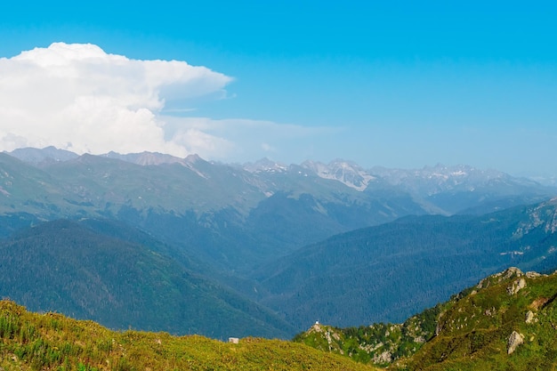 Uitzicht op de zuidelijke helling van Rosa Peak in de Kaukasus