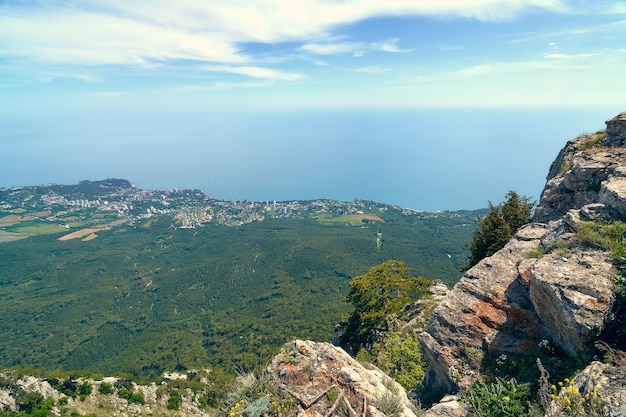 Uitzicht op de zuidkust van de Krim vanaf de berg AiPetri