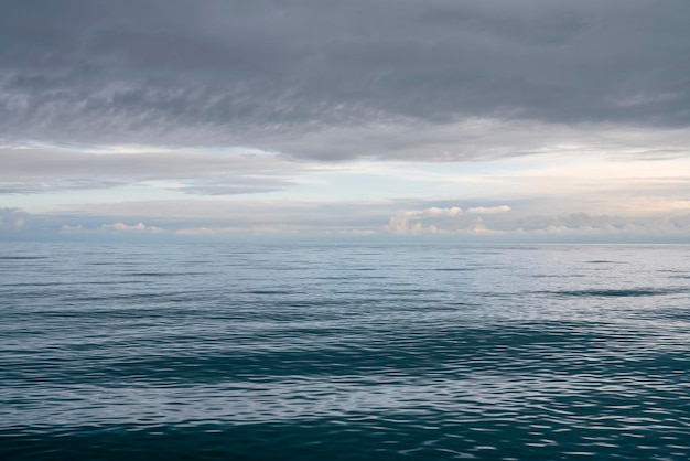 Uitzicht op de Zwarte Zee aan de kust van Sotsji tegen de zonsondergang hemel Sotsji Krasnodar Krai Rusland