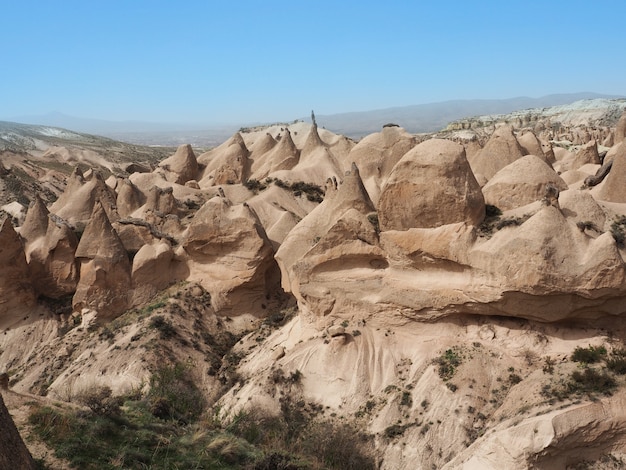 Foto uitzicht op devrent valley of imaginary valley of pink valley in cappadocia, turkije.