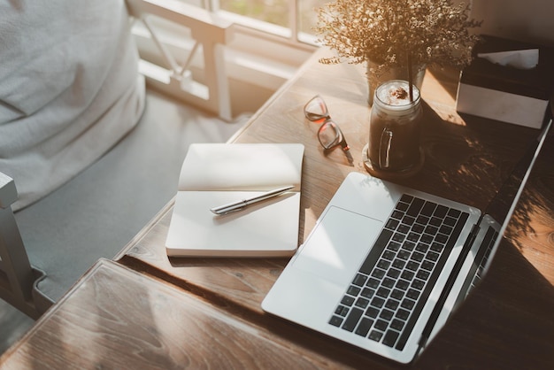 Uitzicht op draagbare werkruimte met laptop op tafel in coworking space Conceptuele werkruimteLege ruimte bureau wit met op Laptop computerscherm