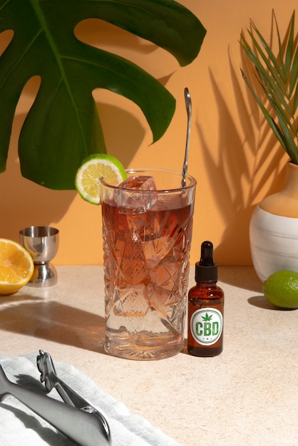 Uitzicht op een alcoholische cocktail met cbd-olie-infusie