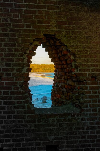 Foto uitzicht op een bakstenen muur door een raam