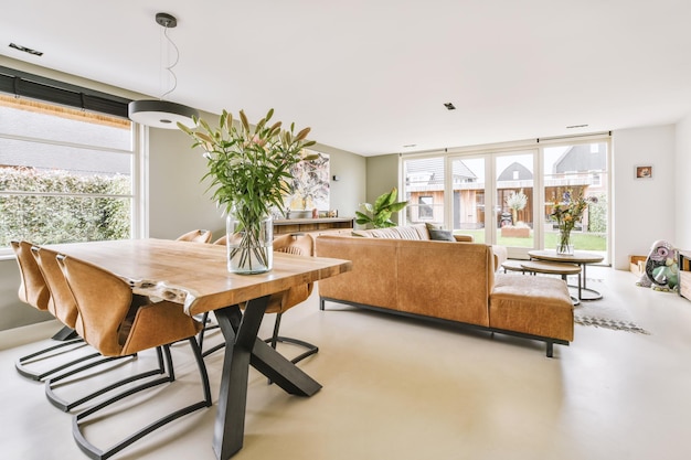 Uitzicht op een bank in een appartement