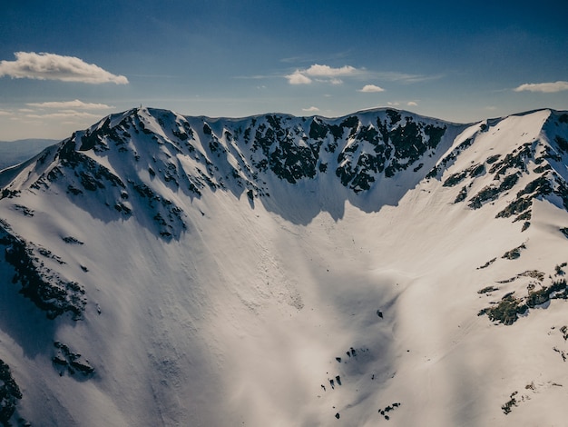 Uitzicht op een besneeuwde berg