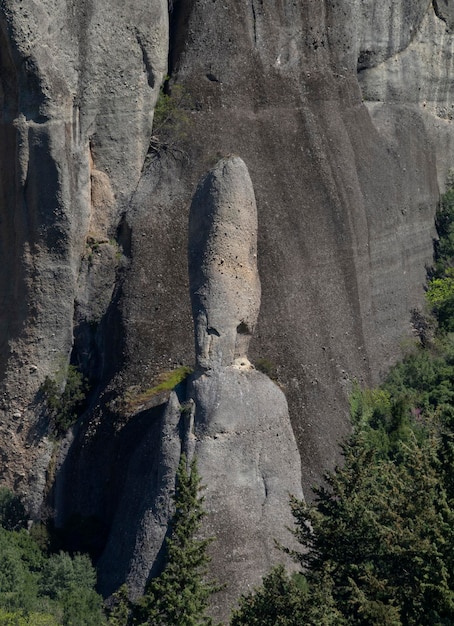 Uitzicht op een bizarre rots als een vinger in het Meteora-gebergte in Griekenland