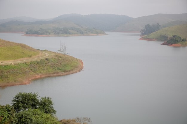 Uitzicht op een dam met prachtig natuurlandschap op de blauwe achtergrond