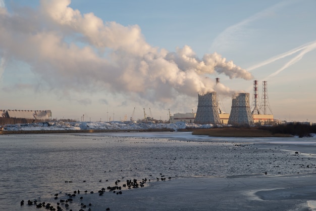 Uitzicht op een elektriciteitscentrale aan de oevers van de finse golf bij zonsopgang in de winter