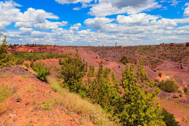 Uitzicht op een enorme ijzererts steengroeve in Kryvyi Rih Oekraïne Open pit mijnbouw