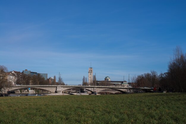 Uitzicht op een gebouwde structuur tegen een blauwe hemel