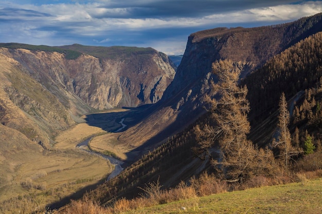 Uitzicht op een geweldig berglandschap onder een bewolkte hemel