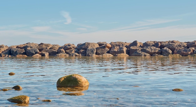 Uitzicht op een golfbreker op het strand