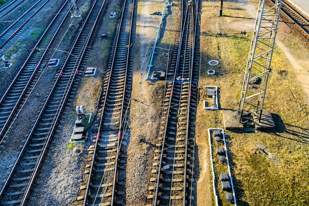 Uitzicht op een groot aantal spoorlijnen en knooppunten