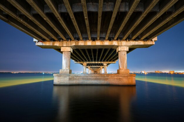 Uitzicht op een grote krachtige mooie brug