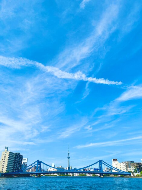 Uitzicht op een hangbrug over de zee