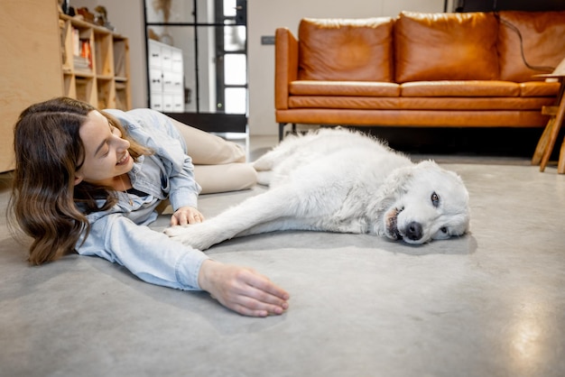Uitzicht op een hond die op de bank rust