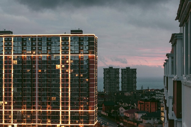 Foto uitzicht op een hooggebouw in het licht van de lantaarns van de nachtelijke metropool