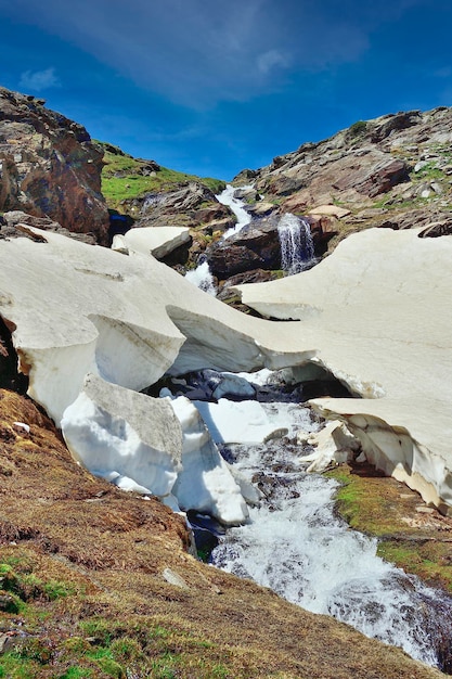 Uitzicht op een ijstunnel die een rivier kruist in de Sierra Nevada.