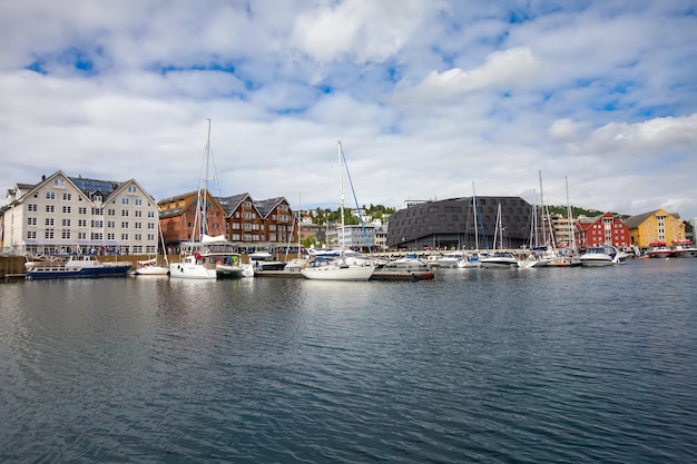 Uitzicht op een jachthaven in Tromso, Noord-Noorwegen. Tromso wordt beschouwd als de meest noordelijke stad ter wereld met een bevolking van meer dan 50.000.