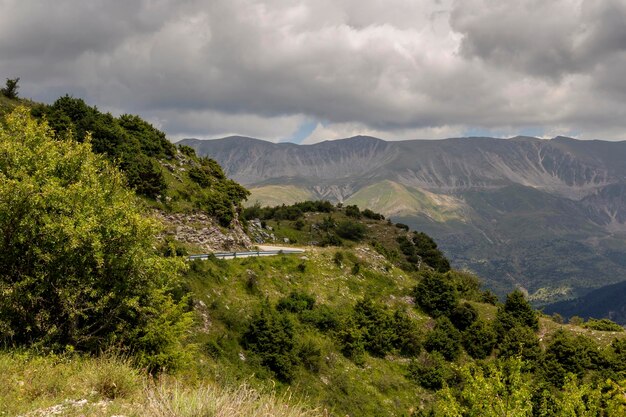 Uitzicht op een landelijke weg en bergen in een zomerse bewolkte dag regio Tzoumerka Griekenland bergen Pindos