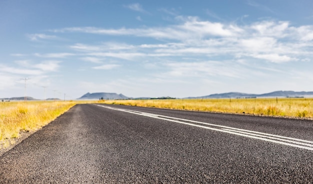 Uitzicht op een lege landweg in de Zuid-Afrikaanse landbouwgrond