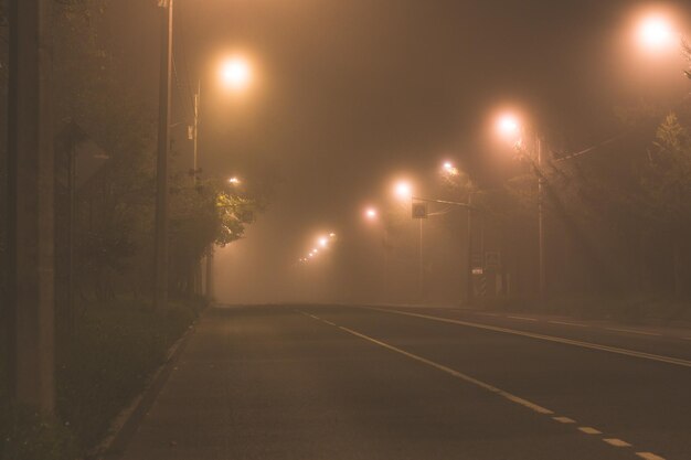 Foto uitzicht op een lege weg's nachts