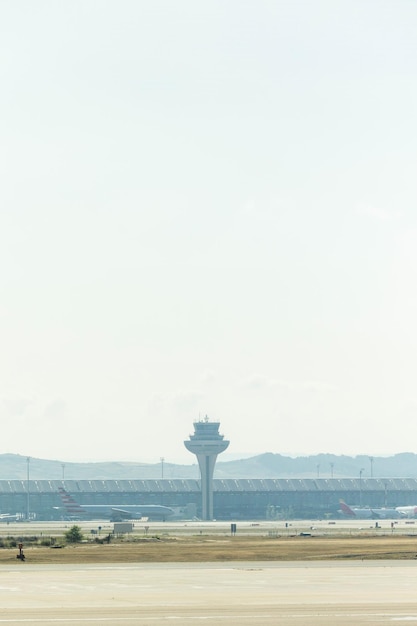 Foto uitzicht op een luchthaven met een vliegtuig klaar voor het opstijgen luchthaven gebouw luchthaven faciliteiten