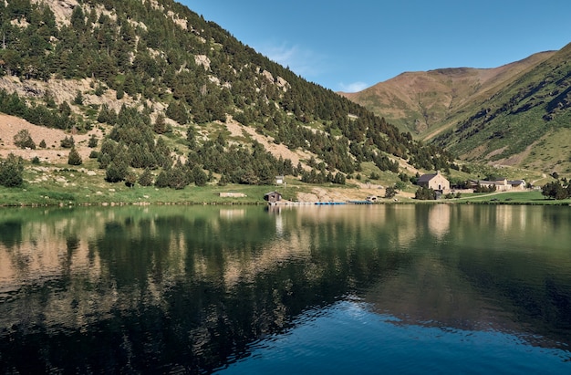 Uitzicht op een meer in de bergen